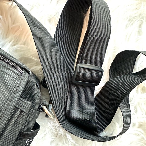 Pokemon Vintage Gameboy Game Carrying Case
Nintendo Authentic W/ Crossbody Strap - Picture 12 of 14